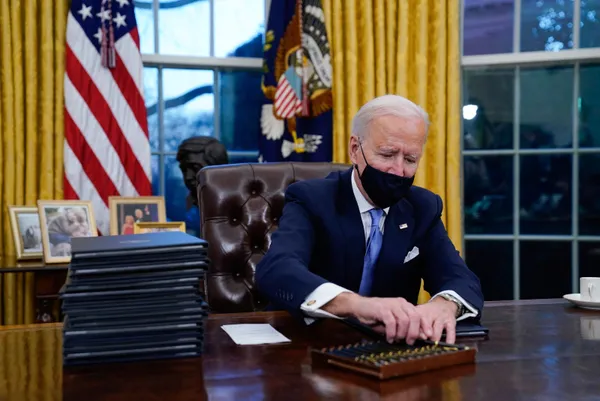 joe-bidenin-kalemle-imtihani-cebine-sokamadi-1611752789662.jpg