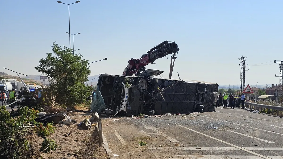 Kayseri'de korkunç kaza: En az 1 ölü, 24 yaralı