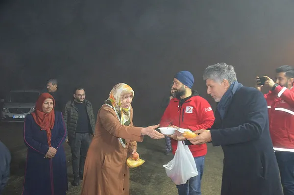 Hatay’daki depremde evlerine girmeyenlere çorba dağıtıldı-3