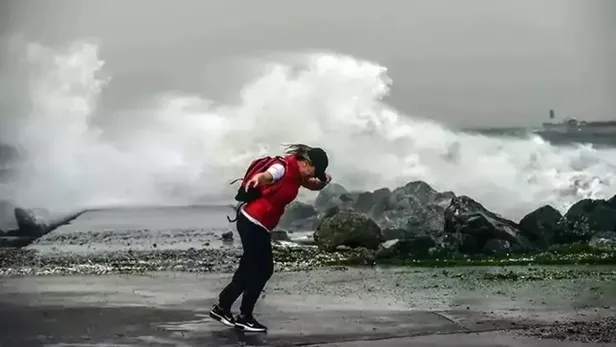 saatte-75-km-hizla-vuracak-ayakta-bile-duramayacaksiniz-meteoroloji-tarih-verdi-istanbul-antalya-mugla-izmir-a-1695033060722.jpeg Meteoroloji tarih verdi: İstanbul, Antalya, Muğla, İzmir, Ağrı, Rize, Artvin... Saatte 75 km hızla vuracak ayakta bile duramayacaksınız!-2