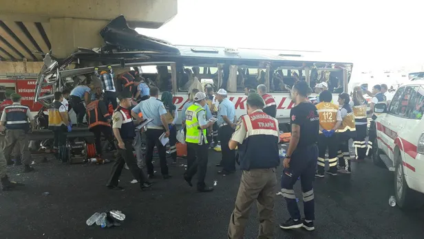Ankara-Eskişehir yolunda feci kaza! Yolcu otobüsü köprü ayağına çarptı-3
