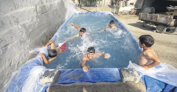 Ankara’da Ümit Eker traktör römorkunu çocukları için havuza çevirdi