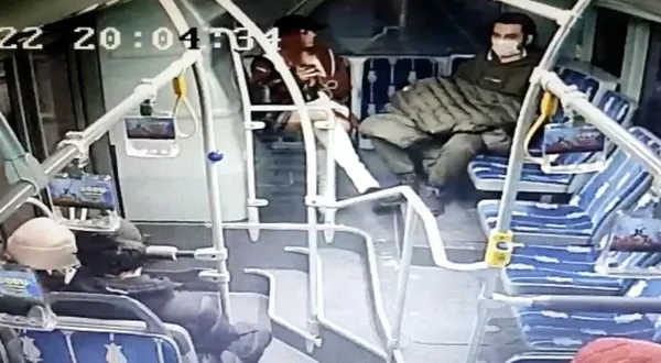 metrobuste-taciz-iddiasi-garip-sesler-cikarmaya-basladi-genc-kadin-arka-arkaya-tekmeleri-savurdu-1658823646568.jpg Metrobüste taciz iddiası: Garip sesler çıkarmaya başladı! Genç kadın arka arkaya tekmeleri savurdu-2