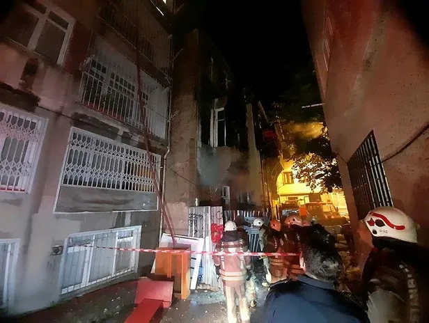 fatihte-korku-dolu-gece-metruk-bina-alev-alev-yandi-1665112226878.jpeg Fatih'te korku dolu gece! Metruk bina alev alev yandı-2