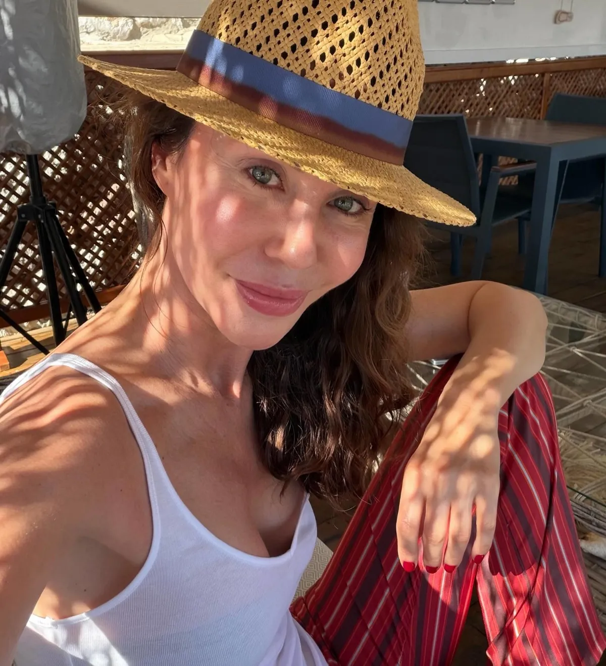 demet-sener-tatil-sezonunu-acti-en-dogal-haliyle-paylasti-1781359557639.jpg 2 çocuk annesi Demet Şener'den en doğal paylaşım! Filtresiz ve makyajsız tatil kareleri sosyal medyayı salladı-3