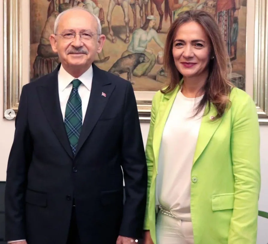 iste-chp-haramin-siginagi-olamaz-manifestosuna-destek-verenler-isim-isim-kilcdaroglunun-actigi-bayragin-altind-1779276861201.jpeg İşte "CHP haramın sığınağı olamaz" manifestosuna destek verenler! İsim isim Kılıçdaroğlu'nun açtığı bayrağın altında toplanan vekiller-5