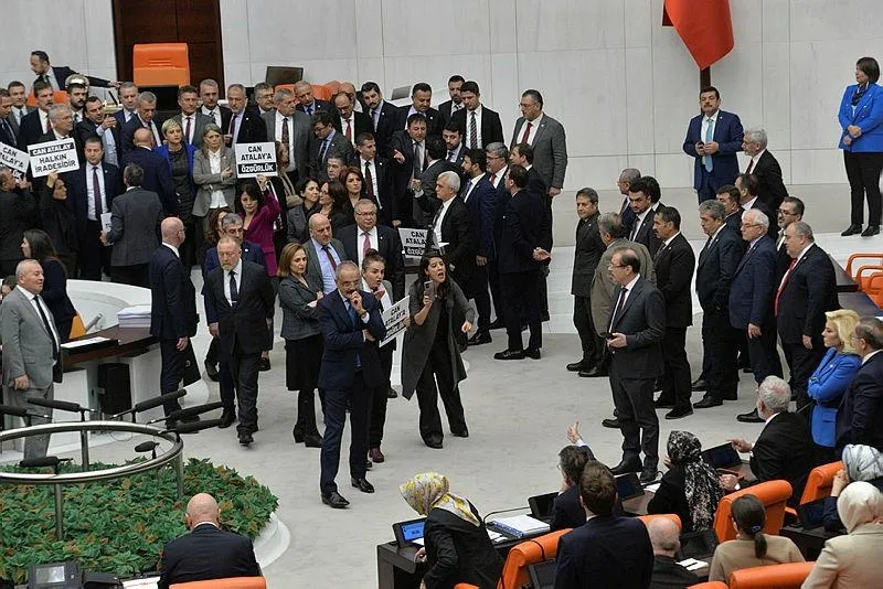 CHP, PKK'nın siyasi ayağı DEM Parti ve TİP'li milletvekilleri kararın okunmasını engellemeye çalıştı