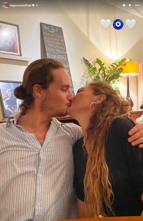 23-yas-kucuk-sevgiliyle-dudak-dudaga-poz-bilge-ozturk-ile-daren-gerede-aska-geldi-o-kare-sosyal-medyaya-damga-1693570633710.jpg