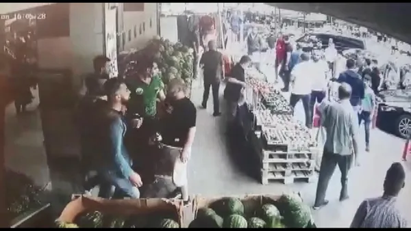 esenyurtta-3-kisi-bir-kisiyi-tekme-tokat-dovdu-1624001150425.jpg Esenyurt'ta 3 kişi bir kişiyi tekme tokat dövdü-2