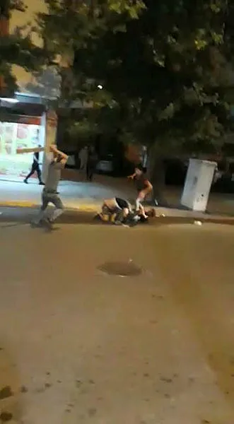 İstanbul'da ortalık karıştı! Kalaslarla birbirlerine acımasızca saldırdılar