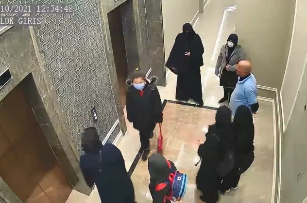 Hırsızlık için çarşaflara gizlendiler! Polis tek tek yakaladı