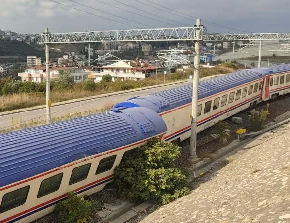 Seyir halindeki yolcu treni kaza yaptı
