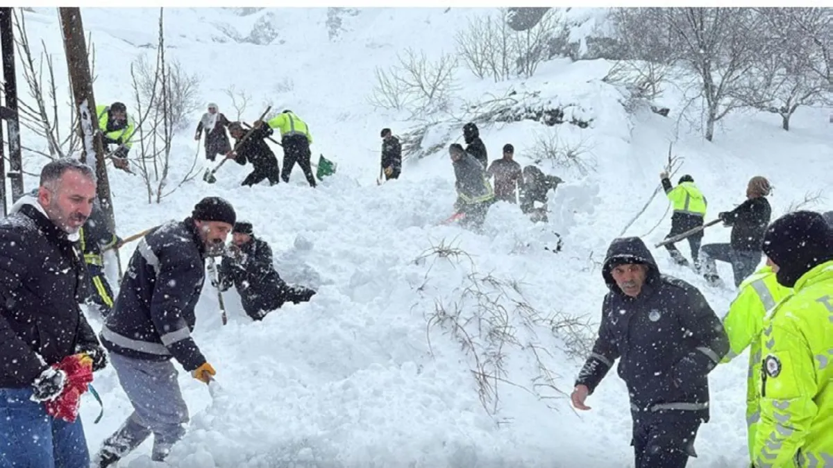 Çığ altında kalan 3 kişinin cansız  bedenine ulaşıldı