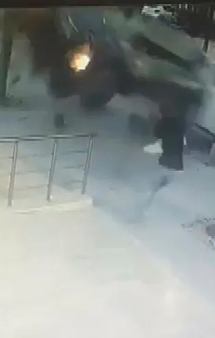 İstanbul Üsküdar'da dehşet anları! Takla atarak gelen araçtan son anda kurtuldu