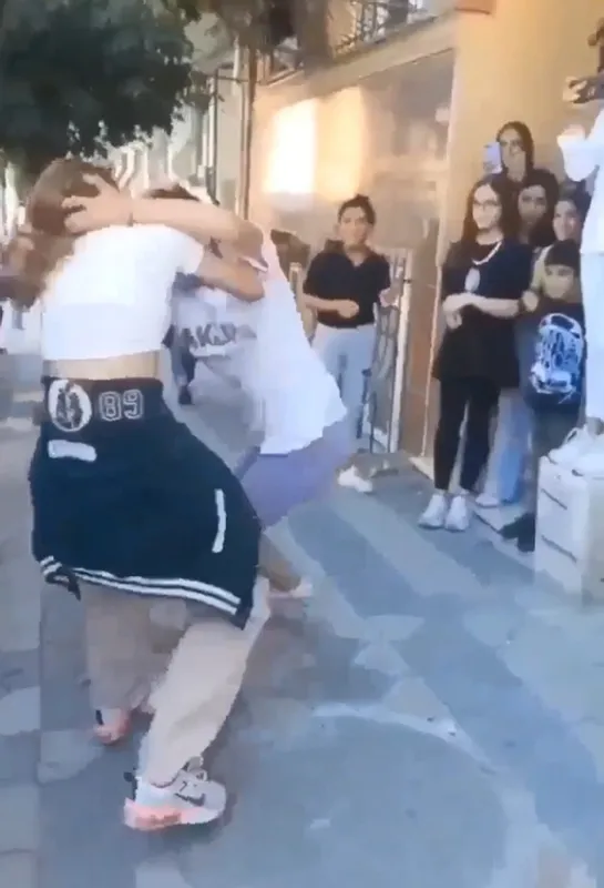 bu-genclere-neler-oluyor-sultangazide-iki-ayri-kavga-kizlar-birbirine-girdi-yari-ciplak-gencler-arazide-kavgay-1659422926827.jpg