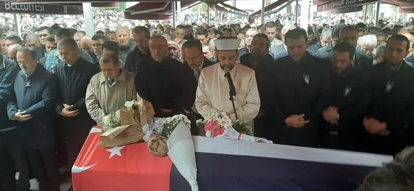 Abdurrahim Albayrak'ın acı günü: Torunu Batuhan Bostancı son yolculuğuna uğurlandı! Annesi evlat acısıyla yıkıldı-6