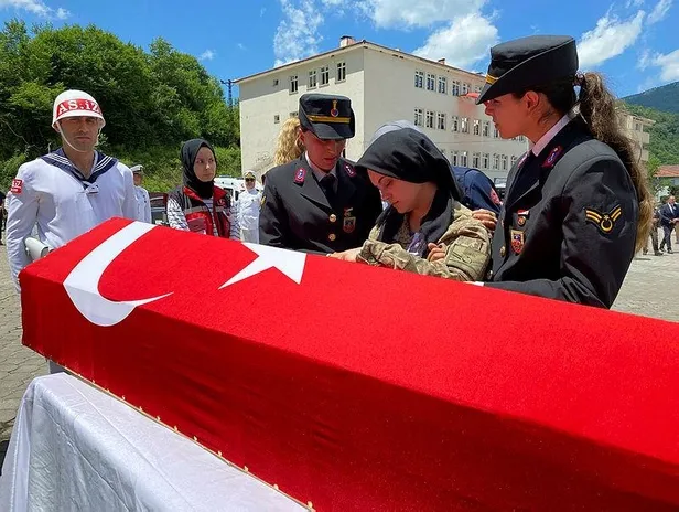 Şehit Piyade Uzman Çavuş Sercan Baş ve Topçu Uzman Çavuş Fatih Özkaya son yolculuklarına uğurlandı-6