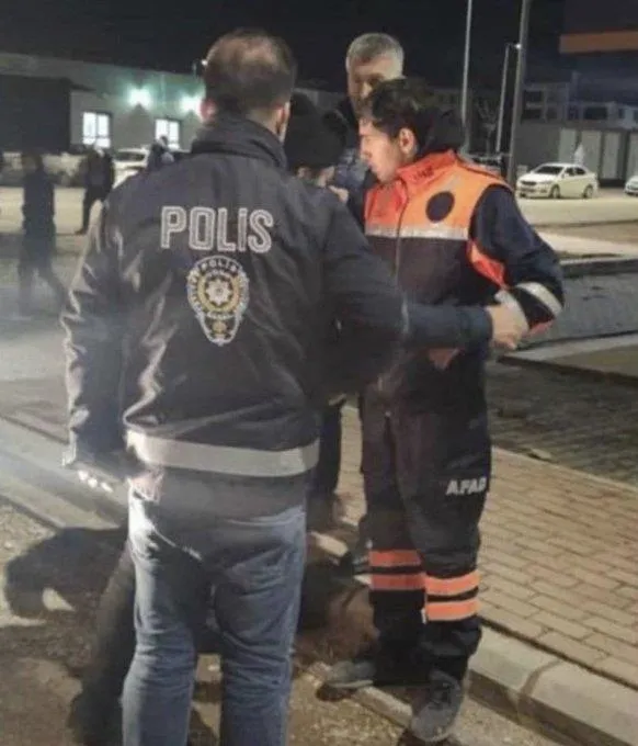 deprem-bolgesinde-hirsizlik-yapan-bir-grup-polis-ekipleri-tarafindan-kiskivrak-yakalandi-1675974099301.jpeg Kansız yağmacılara geçit yok! Mehmetçik Hatay sokaklarında devriyeye başladı-8