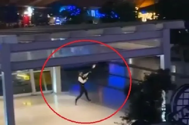 Bursa'da korku dolu anlar: AVM'deki silahlı kavga kamerada