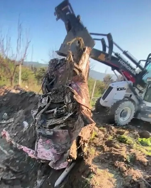 1642509785535.jpg Aydın Kuşadası'nda toprağa gömülü halde bulunan otomobille ilgili kriminal inceleme-3