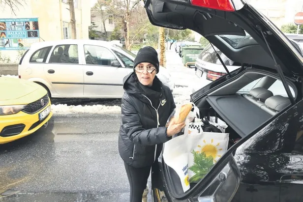 irem-dericiden-cem-beleviye-uzen-gonderme-kopek-gibi-calisip-prensesler-gibi-yasiyorum-1647373104309.jpeg İrem Derici'den Cem Belevi'ye üzen gönderme! "Köpek gibi çalışıp prensesler gibi yaşıyorum..."-3