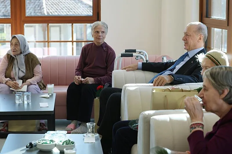 Başkan Erdoğan, yılın son gününde Darülaceze sakinleriyle bir araya gelmişti. (AA)