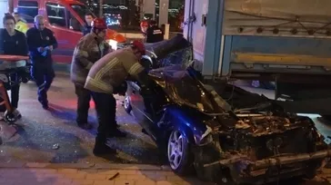 Korku dolu anlar kamerada: Bursa'da otomobil tırın altına girdii sürücü ağır yaralandı