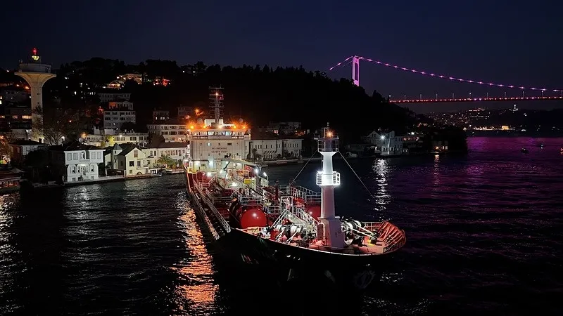 istanbul-bogazinda-gemi-trafigi-durduruldu-107-metrelik-kimyasal-tanker-kanlicada-arizalandi-1791740987556.jpeg Boğaz trafiği askıya alındı. (Foto: İHA)