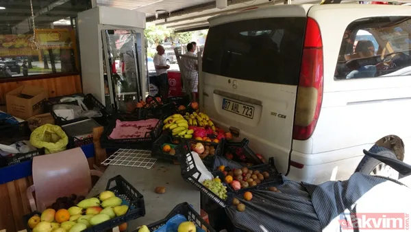 Antalya'da kaza! Panelvan minibüs manava daldı - 5