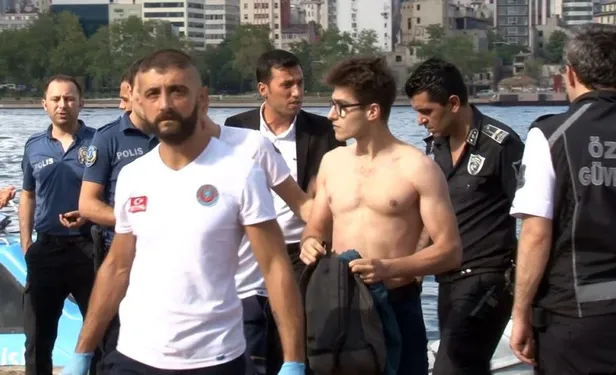 Haliç'te köprüden atlayan kadını kurtarmak için arkasından böyle atladı-5