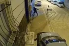 Esenyurt'ta eski sevgili kabusu mahalleliyi bezdirdi! Camları kırdı, apartman girişinde lastik yaktı:  Aile korkudan evini terk etti