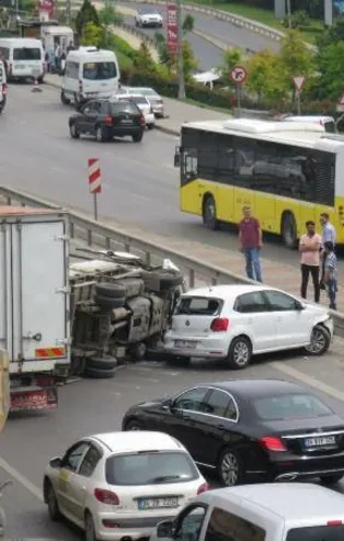 Kadıköy'de feci kaza! Trafik felç oldu