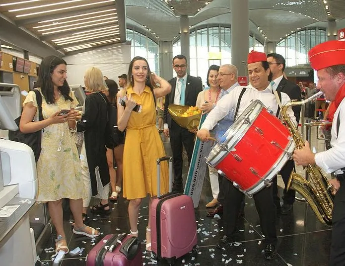 10 milyonuncu yolcuya sürpriz karşılama