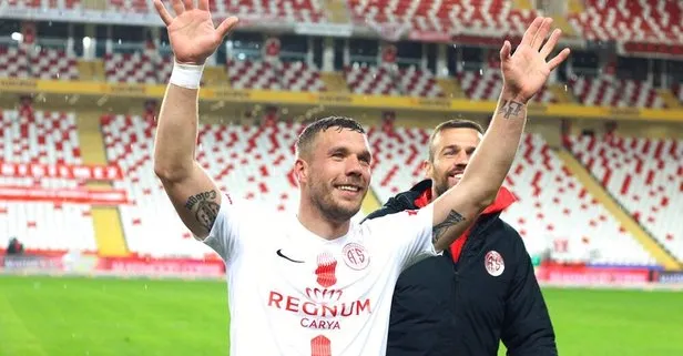 Galatasaray'ın eski yıldızı Lukas Podolski futbola ...