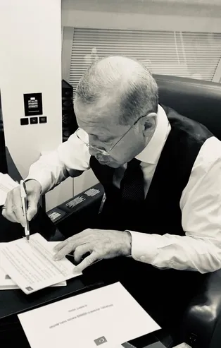 Başkan Erdoğan'a Belçika'da coşkulu karşılama! Uçaktan dikkat çeken kare