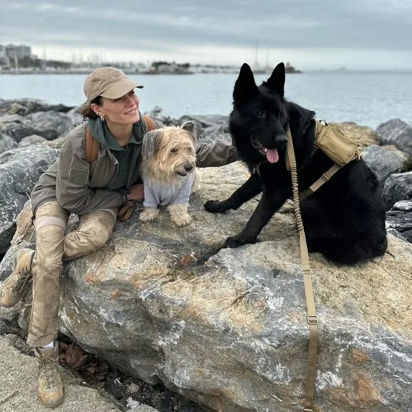 sarp-apak-esi-bengisu-apak-ile-goruntulendi-engin-ozturk-ile-cikan-haberler-hakkinda-bakin-neler-soyledi-1680472565657.jpg Sarp Apak eşi Bengisu Apak ve arkadaşı Engin Öztürk'le ilgili çıkan haberler hakkında ilk kez konuştu!-9