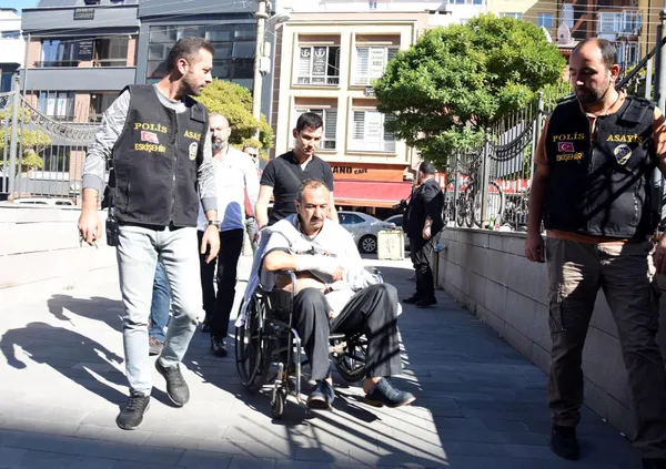 istinaf-mahkemesi-esini-basina-defalarca-satirla-vurarak-olduren-adam-icin-tahrik-indirimi-talep-etti-1622275237590.jpg İstinaf mahkemesi eşini başına defalarca satırla vurarak öldüren adam için tahrik indirimi talep etti-6