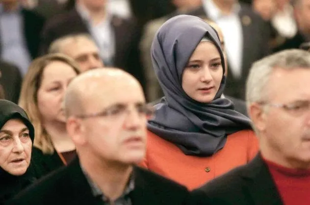 Şehir Üniversitesi'nde öğrencileri "sokağa çıkarmak" isteyen grubun başı Davutoğlu'nun kızı çıktı