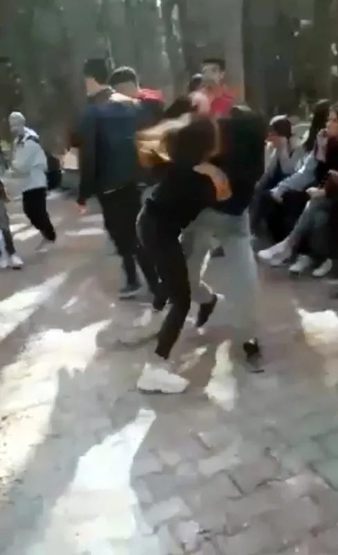liseli-kizlarin-sac-saca-bas-basa-kavgasini-cekirdek-citleyerek-izlediler-1651223274850.jpg