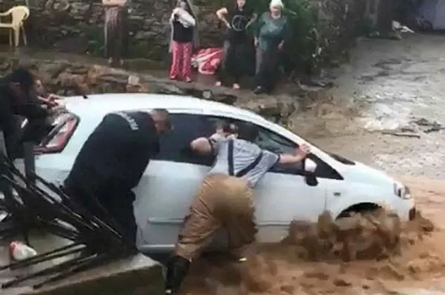 İzmir Ödemiş’i sağanak vurdu! Dere ve çaylar taştı araçlar sürüklendi