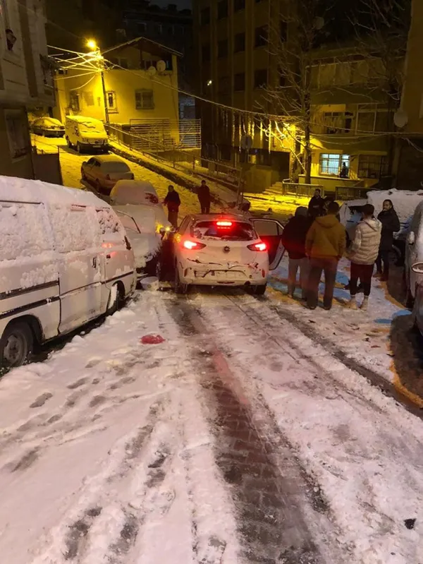 istanbulda-karli-yolda-dehset-anlari-hamile-surucu-7-araca-birden-carpti-1643264873208.jpg İstanbul’da karlı yolda dehşet anları! Hamile sürücü 7 araca birden çarptı-2