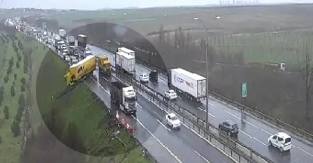 TEM'de feci kaza! Tır bariyerlere girdi trafik felç oldu