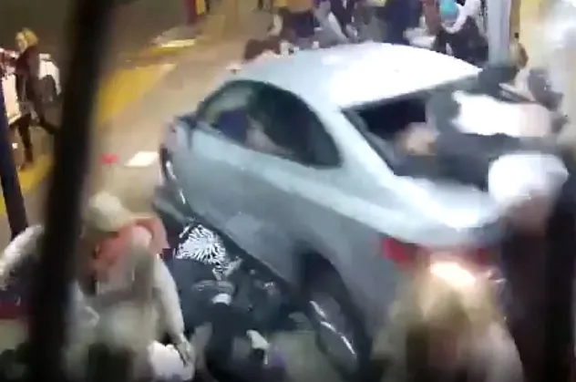 Arjantin'de feci kaza! Tiyatro sırası bekleyenlerin arasına araba daldı