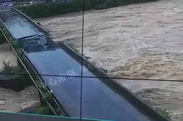 Çin'in 5 asırlık köprüsünü sel yıktı