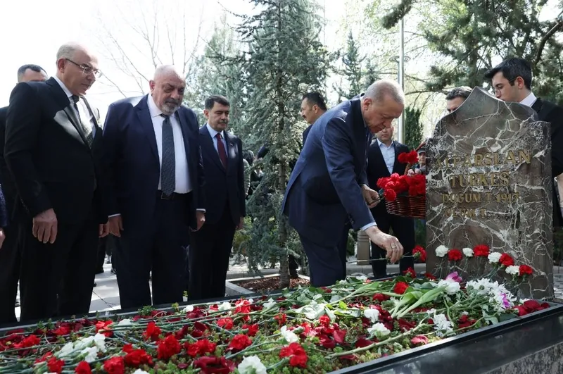 baskan-erdogan-mhpnin-kurucu-lideri-alparslan-turkesi-kabri-basinda-andi-1712233857588.jpeg Başkan Erdoğan MHP'nin kurucu lideri Alparslan Türkeş'i kabri başında andı-2