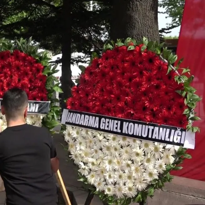 Şehit yakınlarından Kılıçdaroğluna terör tepkisi! Cenazeye gönderdiği çelengi parçaladılar