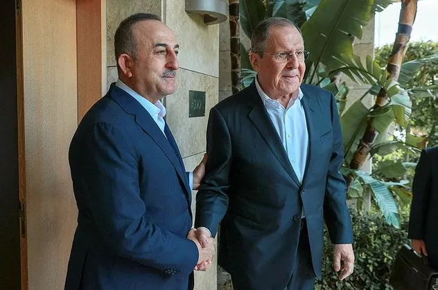 Türkiye'den Ukrayna'da barış için mekik diplomasisi! Bakan Çavuşoğlu, Lavrov ile görüştü: Putin-Zelenskiy görüşmesine ev sahibi oluruz