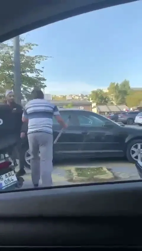 İstanbul'un göbeğinde baltalı dehşet! Trafikte tartıştığı kişiye baltayla saldırmaya kalktı