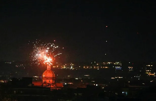 italyanin-baskenti-romada-yilbasi-kutlamasinda-atilan-havai-fisekler-yuzlerce-kusun-olumune-neden-oldu-1609521952799.jpeg İtalya'nın başkenti Roma'da yılbaşı kutlamasında atılan havai fişekler yüzlerce kuşun ölümüne neden oldu-3