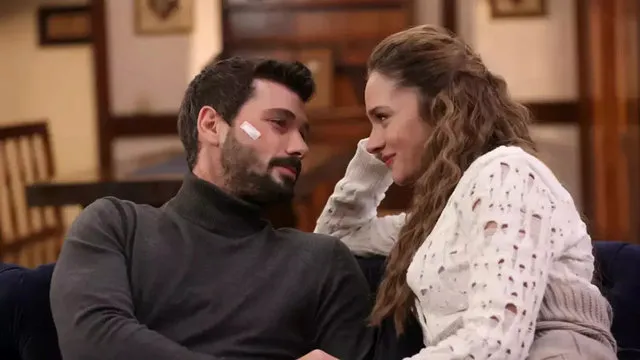 hudutsuz-sevda-dizisinde-arka-arkaya-ayrilik-1-ismin-suresi-doldu-yaka-paca-kadrodan-atacaklar-1711271022336.jpg Hudutsuz Sevda dizisinde arka arkaya ayrılık; 1 ismin süresi doldu yaka paça kadrodan atacaklar!-3